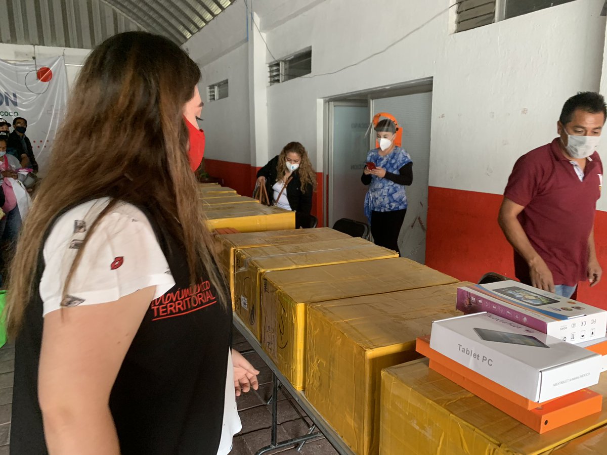 MTtexcoco's tweet photo. MT Texcoco y nuestra dirigente @ChoperenaCruz haciendo entrega de tabletas electrónicas beneficiando a más de 500 texcocanos. 📱 
@MT_Nacional @MT_EdoMexico @AlejandraDMV @davidsanchezi @PRI_EDOMEX https://t.co/lZBOESJgzk