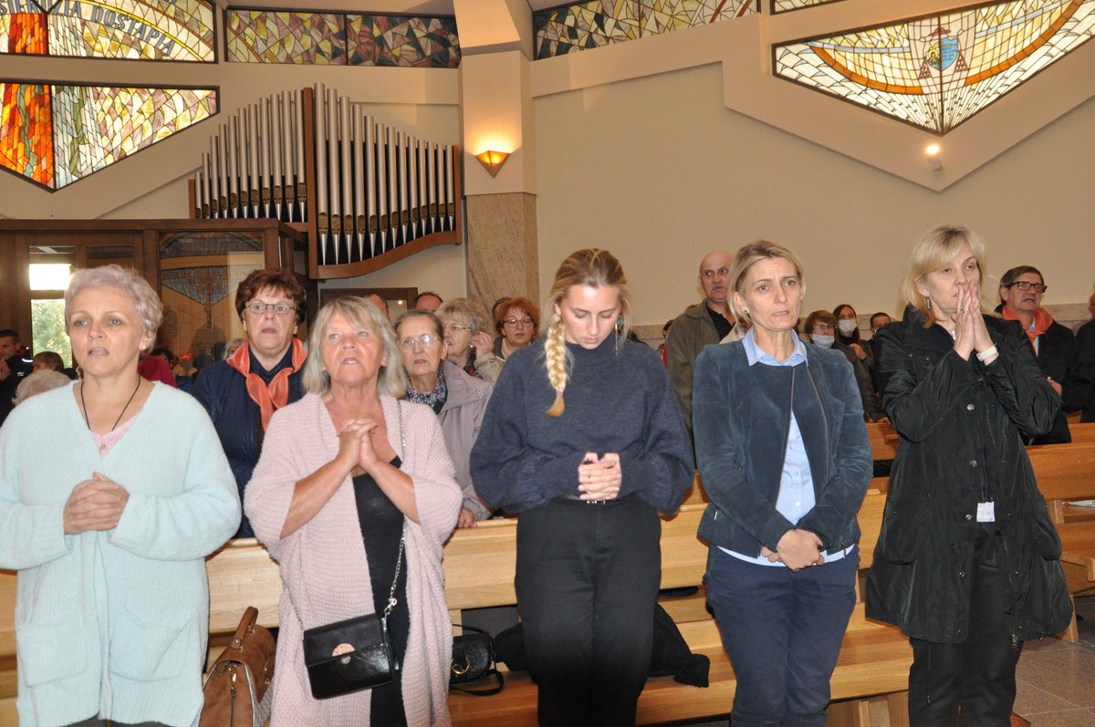 NiedzielaCZ's tweet image. #Grupy Modlitwy św. Ojca Pio  z całej Polski czuwają na modlitwie w dniach 26-27 września. Pierwsza część spotkania odbyła się na #Górce Przeprośnej. Teraz na Jasnej Górze trwa nocne czuwanie.  niedziela.pl/artykul/58748/…