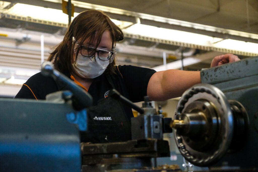 RoundupNews's tweet image. While much of Pierce has now officially transitioned online, some hard to convert classes remained on campus over the summer—with some minor restrictions. 
buff.ly/3kN81pN
✍️: Kamryn Bouyett
📸: Benjamin Hansen