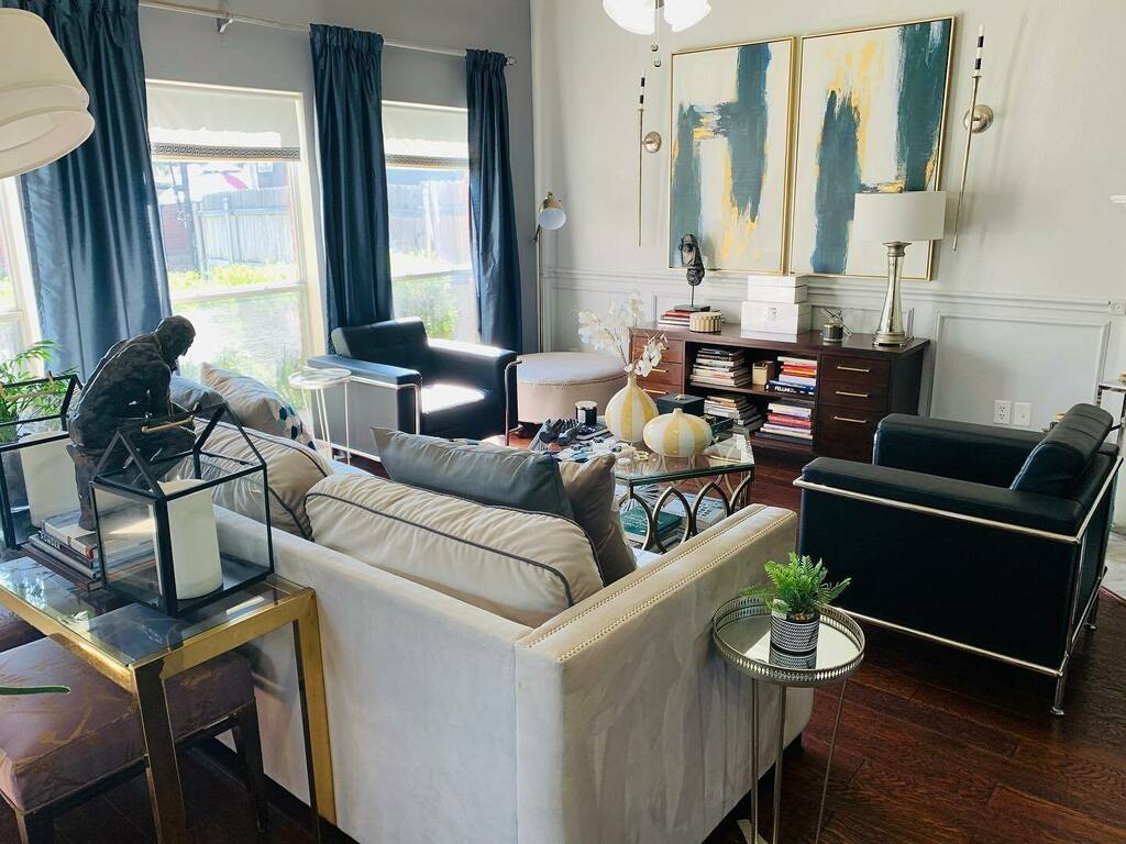 HauteOnDesign's tweet photo. HAPPY SATURDAY!!! Today is Sabbath Day for me. No work...but I had to at least clean up my family room.
.
.
.
#tamelabowieinteriors #interiordesign #interiordesigner #dallasdesigner #addisondesigner #blackinteriordesigner #blackinteriors #familyroomdeco… https://t.co/HaGvg5Ki46 https://t.co/Jzolttdt5u