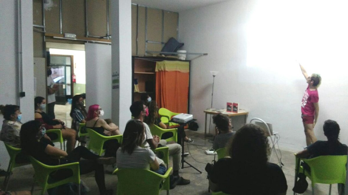 Avui 40 persones han passat per la Verdu en dos torns per assistir a la presentació del llibre de Piro Subrat.

T'agraïm l'esforç de repetir la presentació per poder respectar les mesures i que ningú se quedara fora 💚