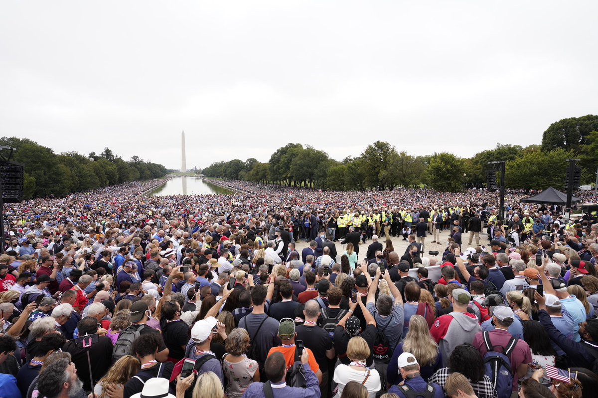 Franklin_Graham's tweet photo. It was amazing to see the crowd of people who came to Washington, D.C., from all across the country to pray for our nation and our leaders. https://t.co/O4VFZoRxPn