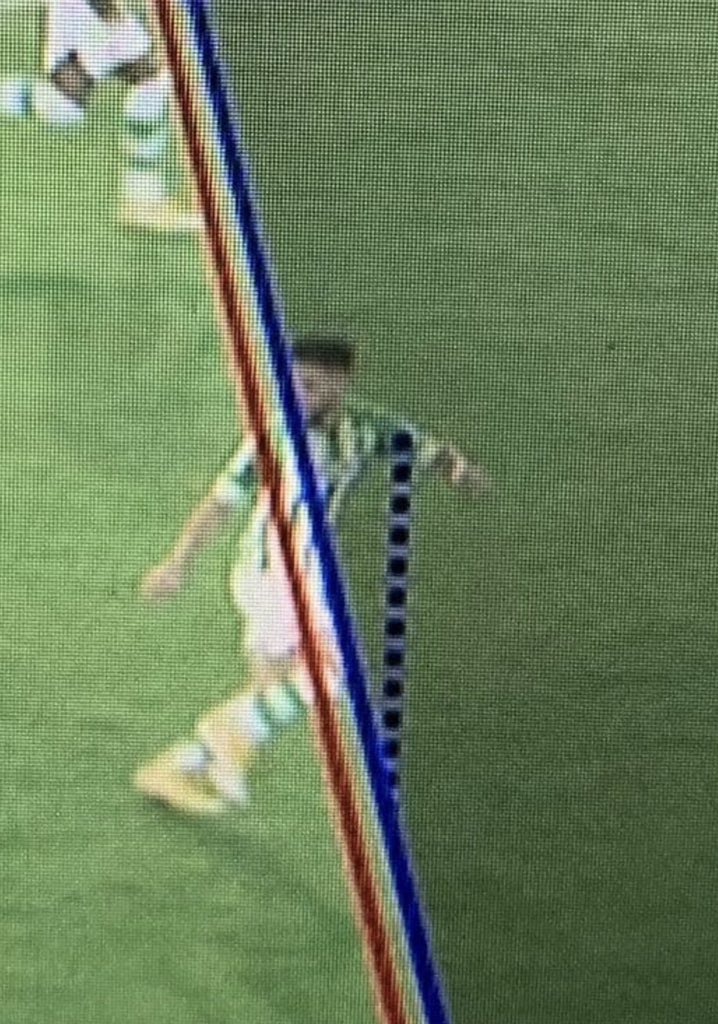 finallyxpablo's tweet photo. Que esto lo han hecho profesionales, no un borracho desde su casa, NO ME JODAS. Lo de los puntos del balón de Carvajal que acaba en gol del Madrid los ponen donde quieren. Y en la línea del fuera de juego que acaba en roja a Emerson, usan como referencia el bíceps de Alex Moreno. https://t.co/B9J7igmFm4