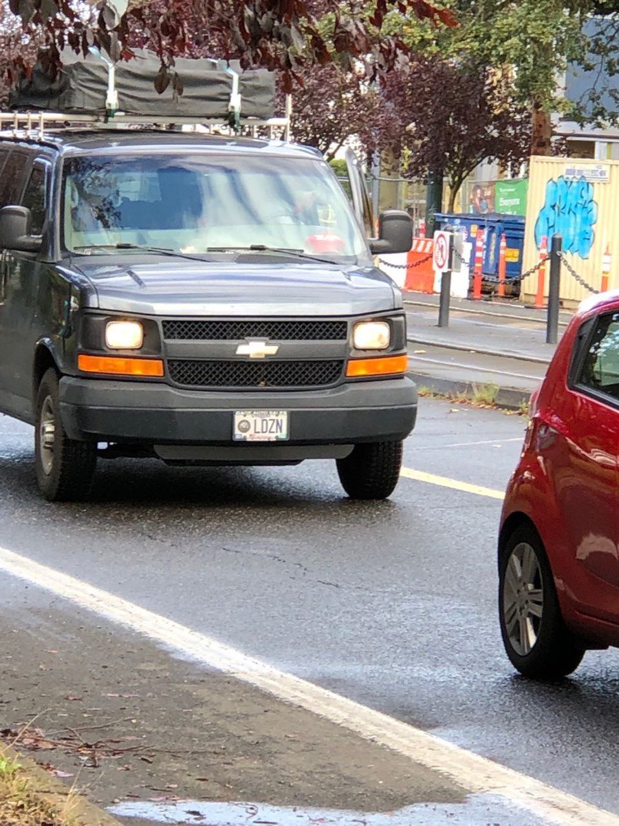 This vehicle got into the friendlies caravan from Vanport and got out of the vehicle and shot people with paintball guns and they have guns in the car #DefendPDX #Safepdx #PortlandProtest