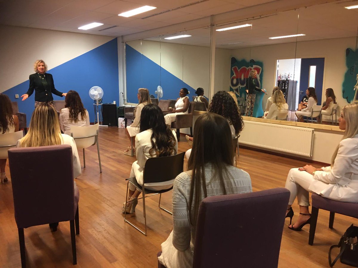 In gesprek met kandidates Miss World NL over de #SDGs - de Duurzame Ontwikkelingsdoelen van de #VN. Super leuk met deze jonge ambitieuze vrouwen te praten over wereldproblemen &amp; de manier waarop zij als jeugd leiders &amp; rolmodellen kunnen bijdragen! 💪##Agenda2030 <a href="/MissWorldLtd/">Miss World</a>