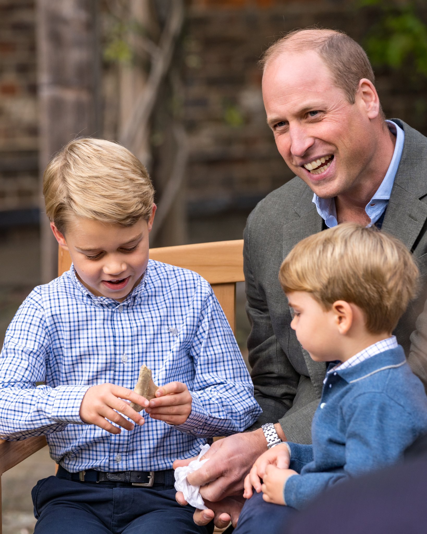 Emily Nash on Twitter: "Prince George, Princess Charlotte and Prince George were lucky enough to meet Sir David Attenborough in their garden at Kensington Palace last week and he brought George a