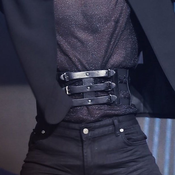 jungkook& #39;s small waist: a much needed thread