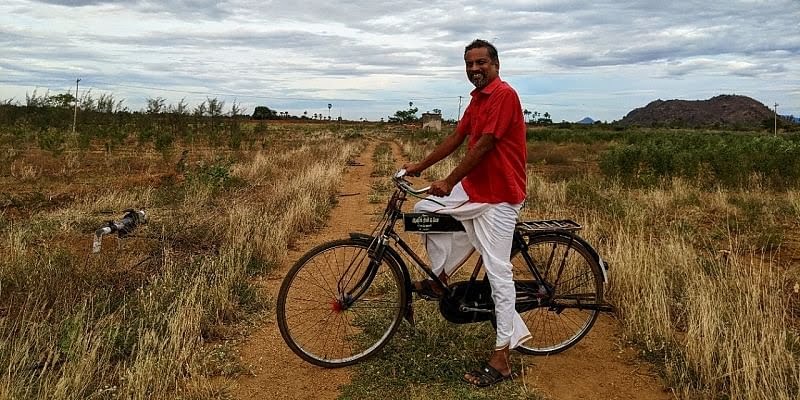 Global 2 Grassroots. Story of Inspiration unlimited 🙏

<a href="/svembu/">Sridhar Vembu</a> CEO of Chennai HQ MNC <a href="/zoho/">Zoho</a> A cloud based business software company
~7000 employees
50+ million users

What's more interesting is he is managing #Zoho from a village in Tenkasi dist, TN for several months now (1/2)
