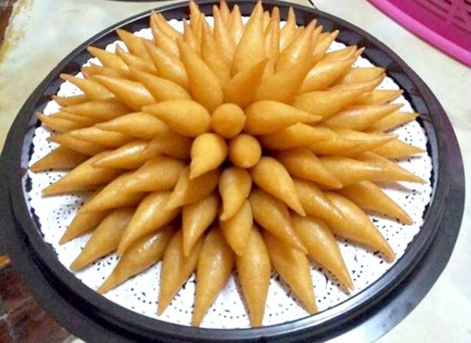 samrujlok's tweet image. #กุหลาบจามุน ขนมที่ได้รับวัฒนธรรมมาจากอินเดีย เป็นขนมพื้นบ้านในประเทศอินเดีย แต่โดยทั่วไปในประเทศไทยสามารถหาทานได้แถวพารุรัด เนื่องจากเป็นพื้นที่ที่มีชาวไทยเชื้อสายฮินดูอาศัยอยู่และในอีกพื้นที่คือจังหวัดพระนครศรีอยุธยาที่คาดว่าขนมชนิดนี้ถูกเผยแพร่โดยพ่อค้าในอดีต 
#goodtv