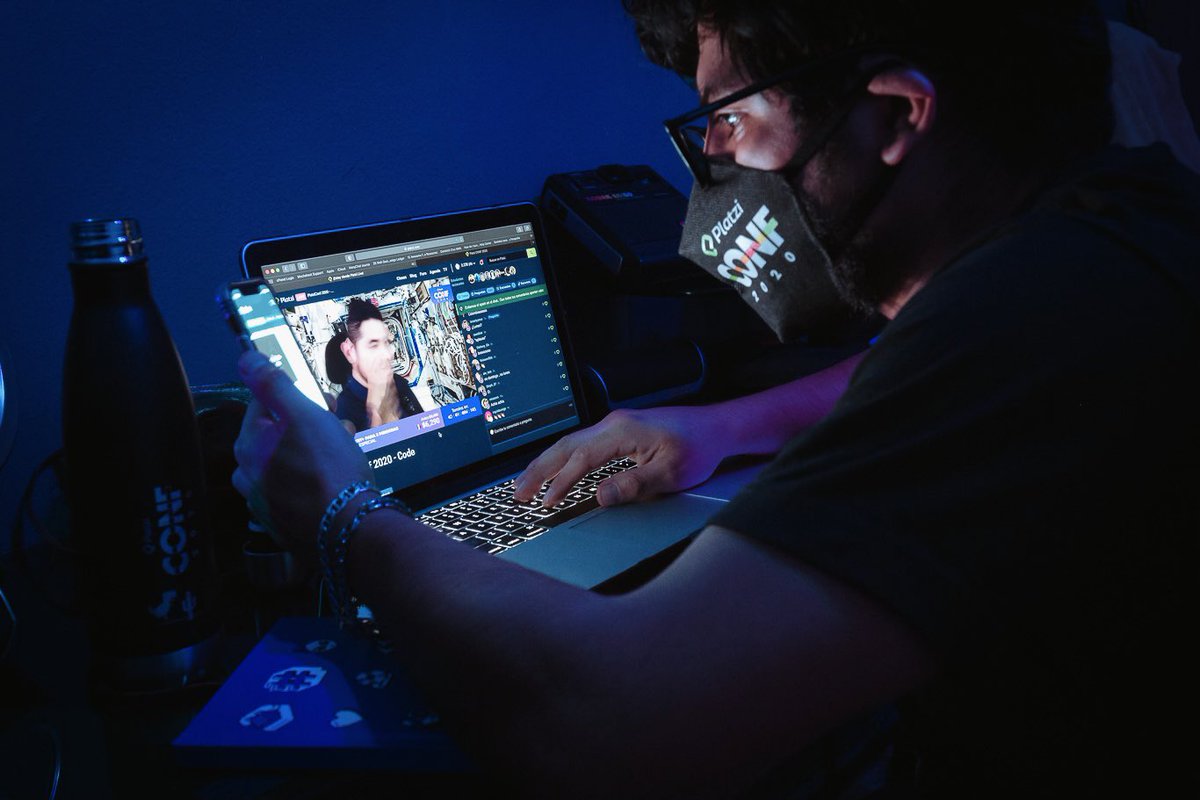 W3Creativo's tweet image. We build this world 👨🏻‍💻
#TeamCreate #PlatziConf #2020