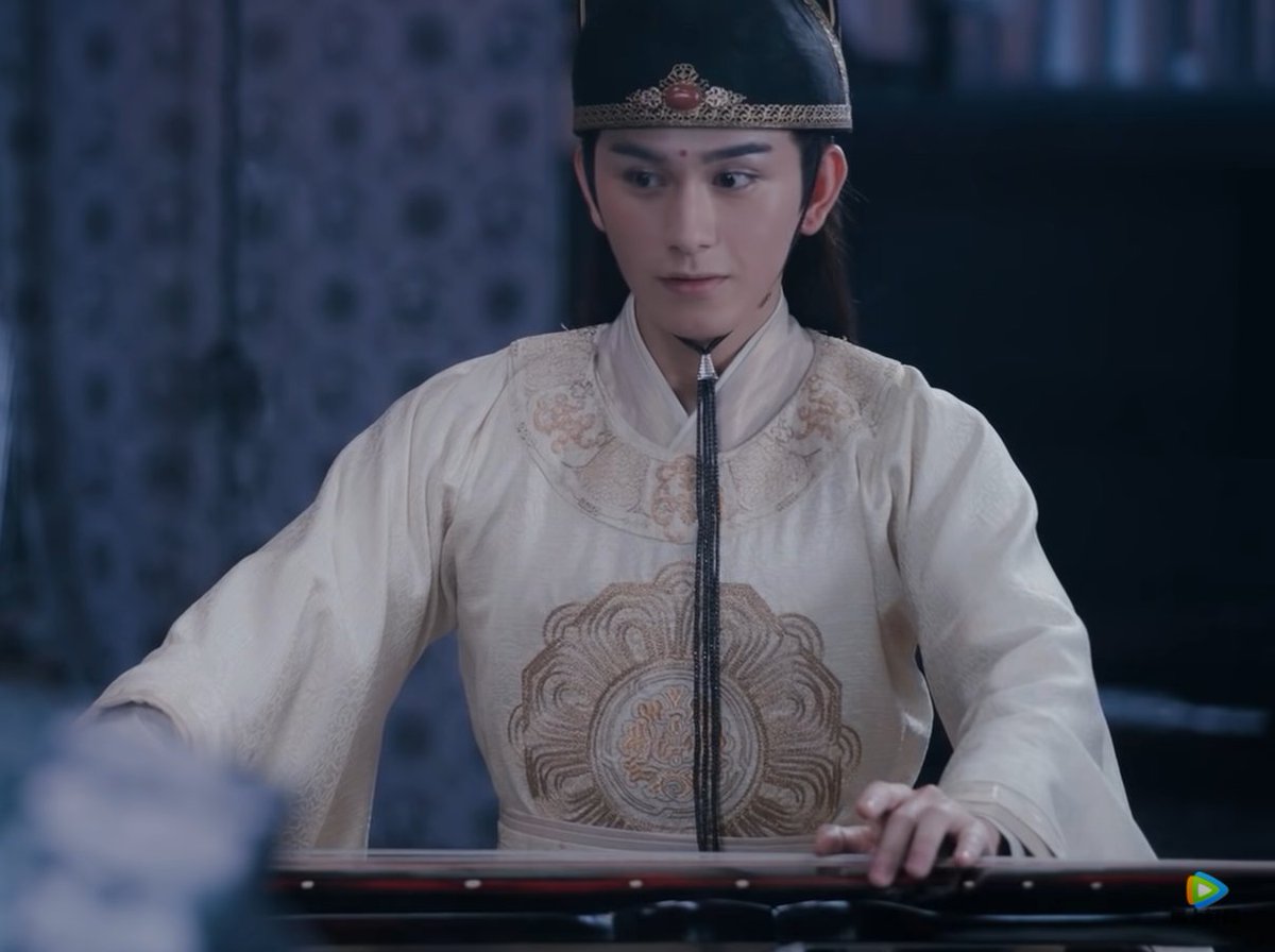 jgy's next chronological outfit is from the empathy sequence, which keeps the same color scheme from the previous look while being an entirely new style we don't really see on anyone else, the closest matched elements being rounded collars of one of zixun's outfits and the ouyang