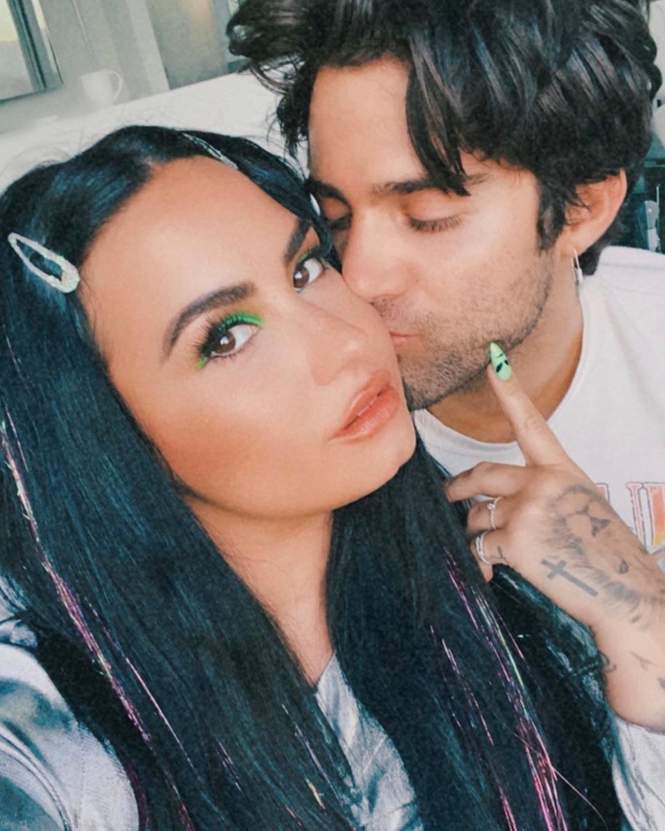 portallovato's tweet photo. 🥳 | Demi Lovato deletou suas fotos com seu ex noivo Max Ehrich do seu perfil no Instagram. https://t.co/DsdmVkC6Y6