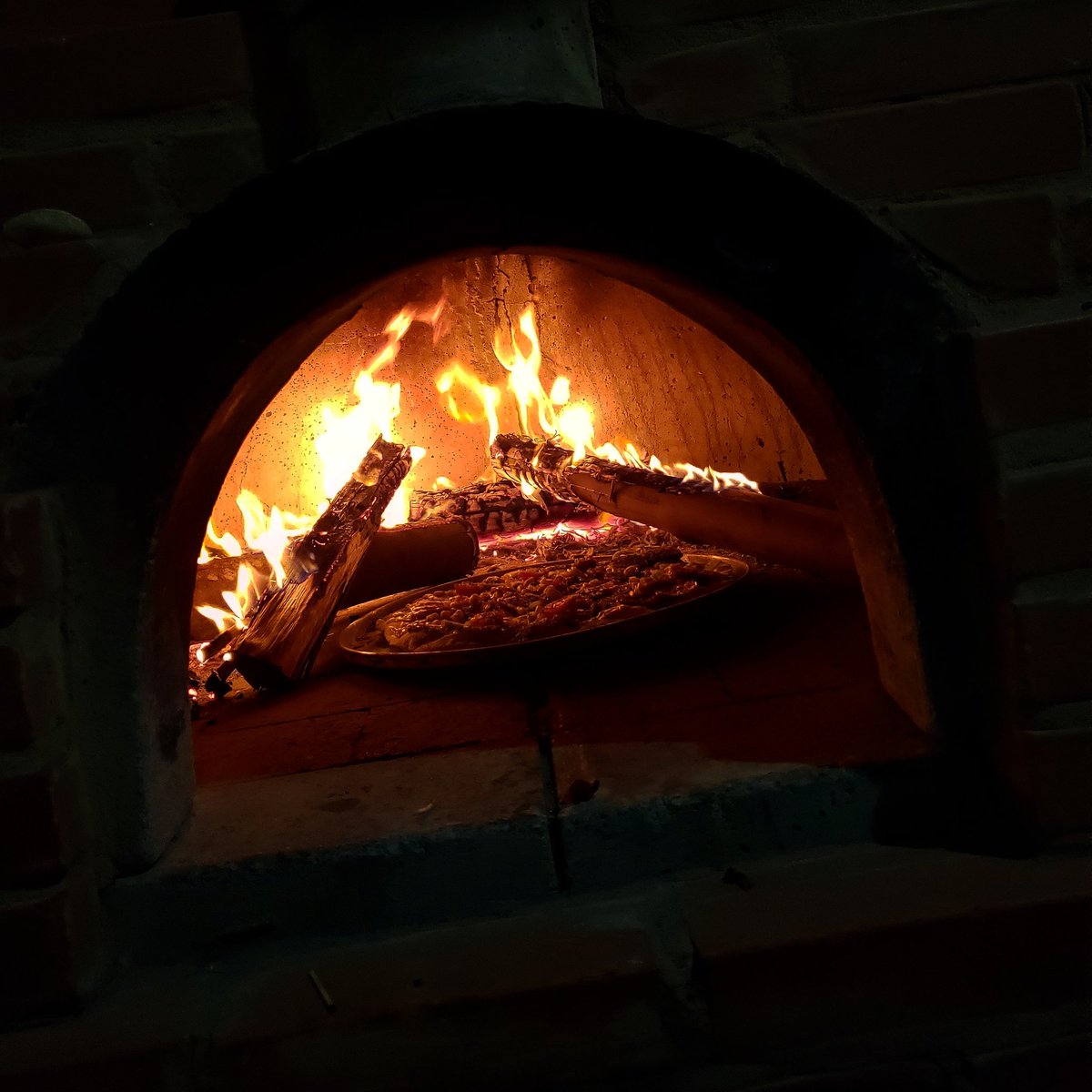 vitorferri's tweet photo. Essa leva até o meu nome 🍕 Há testemunhas
#pizza #boanoite #fogaoalenha #euquefiz #sabado #chef #MasterChef #fimdesemana https://t.co/k1RupmHop3