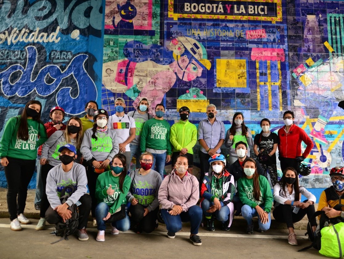 nico_estupinan's tweet image. La bici es la gran protagonista de la Nueva Movilidad en Bogotá y de nuestro Plan de Desarrollo. En 2019, el 6,6% de viajes era en bici, hoy 13%, igualando viajes en SITP y superando los que se hacen en moto. #PedaleaBogotá ya son más 500.000 viajes diarios.