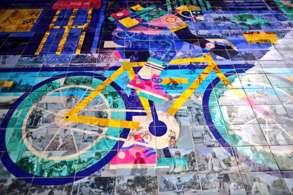 nico_estupinan's tweet image. La bici es la gran protagonista de la Nueva Movilidad en Bogotá y de nuestro Plan de Desarrollo. En 2019, el 6,6% de viajes era en bici, hoy 13%, igualando viajes en SITP y superando los que se hacen en moto. #PedaleaBogotá ya son más 500.000 viajes diarios.