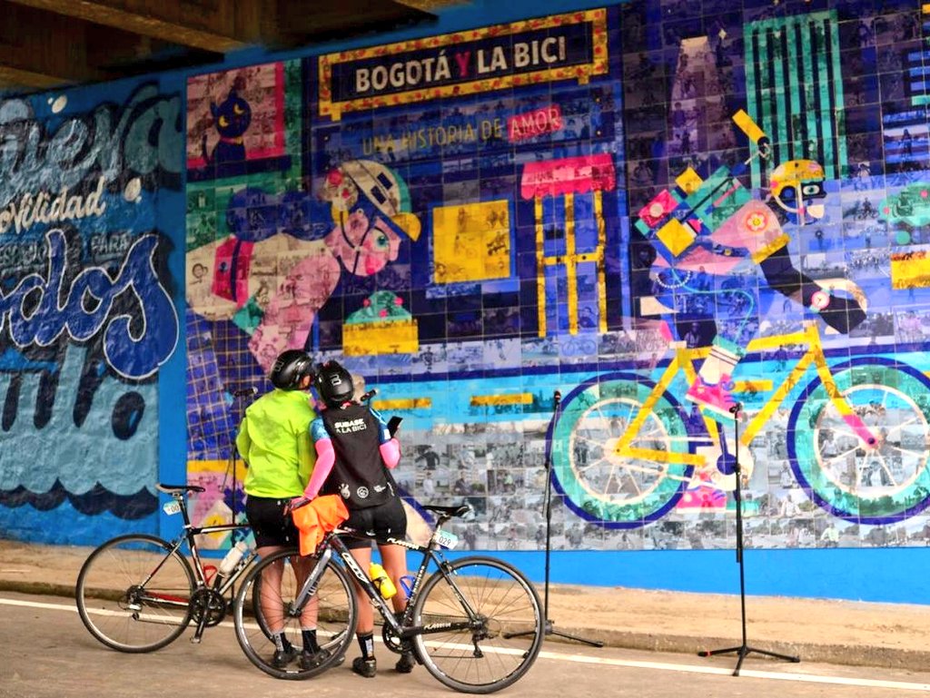 nico_estupinan's tweet image. La bici es la gran protagonista de la Nueva Movilidad en Bogotá y de nuestro Plan de Desarrollo. En 2019, el 6,6% de viajes era en bici, hoy 13%, igualando viajes en SITP y superando los que se hacen en moto. #PedaleaBogotá ya son más 500.000 viajes diarios.