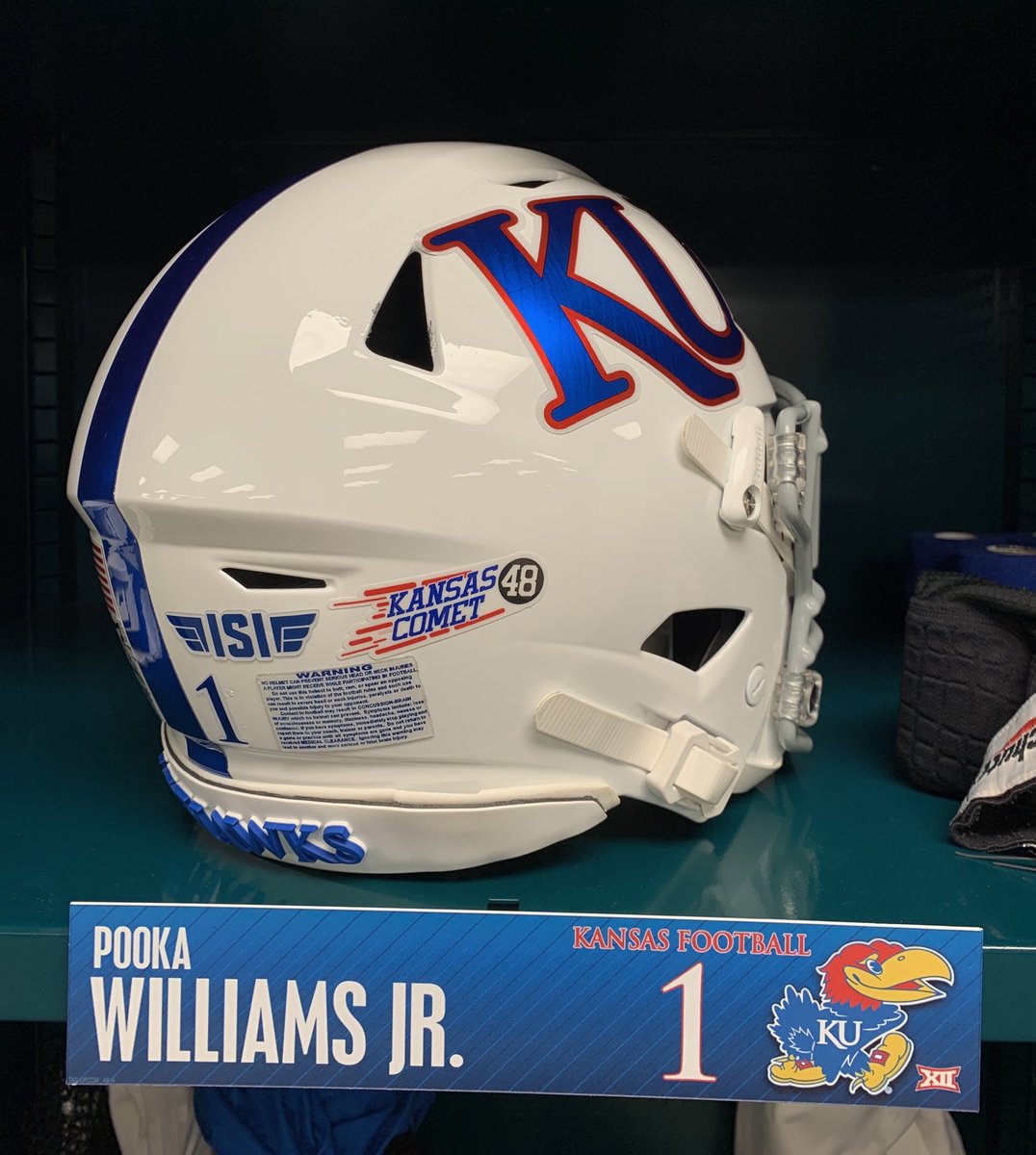 JayhawkEQ's tweet photo. Honoring our past. Honoring a ⁦@KU_Football⁩ legend. R.I.P. Gale Sayers #thekansascomet https://t.co/6Nqtvt3zYD