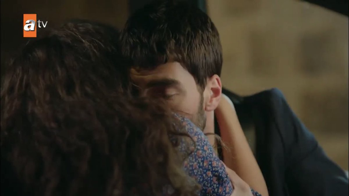 eles se abraçam bonito demais, gente não dá   #Hercai  #ReyMir