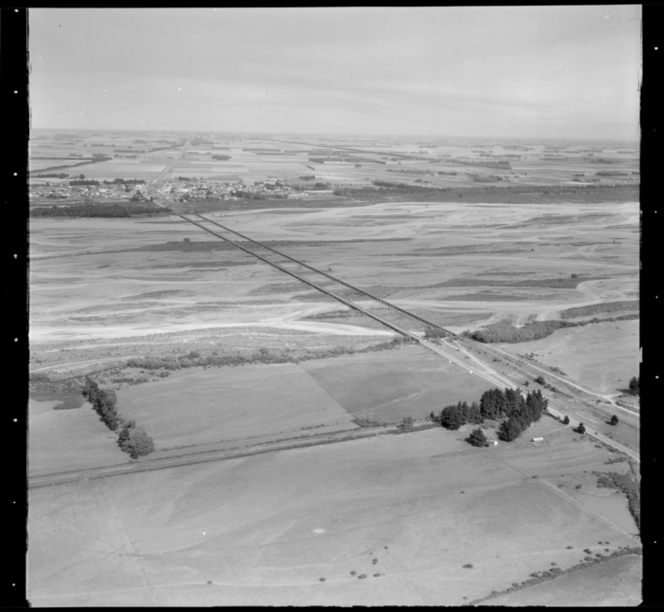 2/ The bridges over Canterbury's braided Rakaia River are pretty cool. At over 1.75km long, they are the longest road and rail bridges in NZ. Rail is at right in this 1959 photo; these bridges opened in 1939, replacing a combined road/rail bridge from 1873. Pic:  @NLNZ WA-49562-F