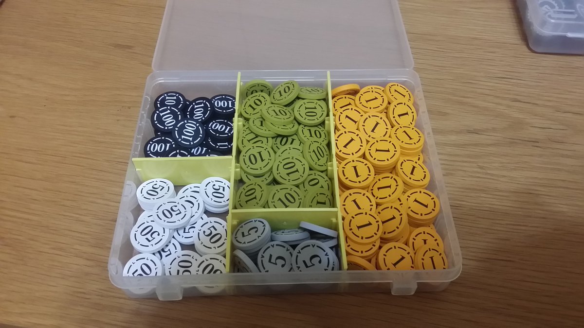 りばコイン、2セット購入しました。同数のテンデイズコインと比べるとコンパクト！ 色彩もあってりばは木製コイン、テンデイズは木製ポーカーチップという趣です。  りばは手元のお金や資源管理用、テンデイズは他プレイヤーに見せる用途（ゲーム内賭け要素とか）と ...