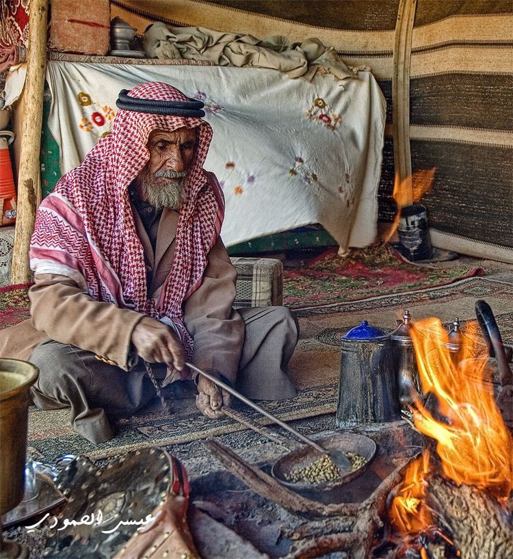 يشهد الله اني احبهم و احس الدنيا بخير اذا شفتهم و انهم بركة الارض ، ينقبض صدري اذا مات شايب لو من اقصى الجماعه 😕💔
 #اش_فقدنا_بهالزمن