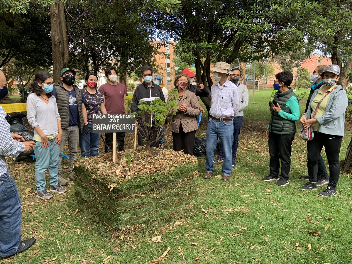 TotoSerrath's tweet photo. Hoy empezamos proceso de Paca Digestora en @MiBarrioBogota haciéndonos cargo de nuestros residuos en comunidad, alimento para el parque. Descontaminación ecológica evitando que lleguen al relleno doña Juana #NormalizandoAl100 @PaquerxsBogota https://t.co/hZ8khrPvqn