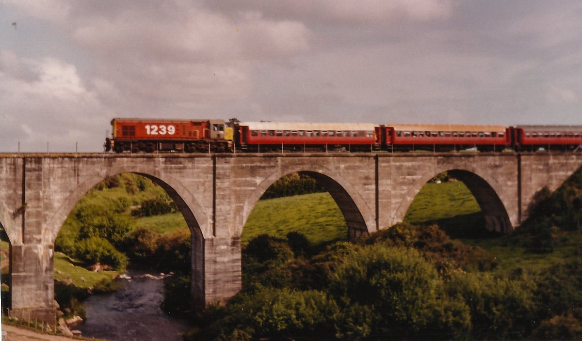 6/ A lesser-known bridge of which I'm quite fond is that over the Waingongoro River in Taranaki, on the branch to Kāpuni. Brick arches are not common on New Zealand's railways. This pic from Andrew Surgenor shows a passenger excursion in October 1985.  https://www.flickr.com/photos/wellingtontrolleybuses/48377668281/in/pool-89289735@N00