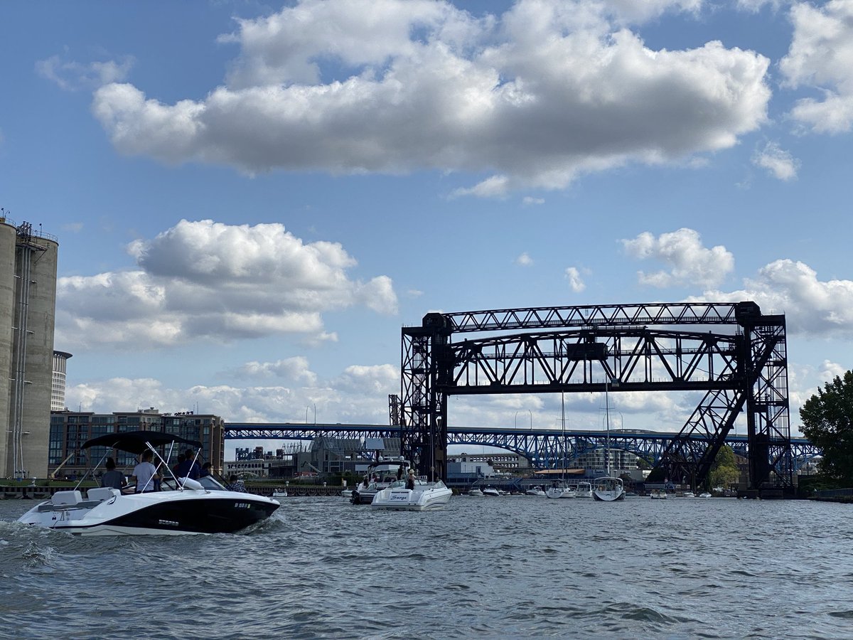 Heading back into the mouth of the  #Cuyahoga, the “Iron Curtain” released a parade of boats coming into and out of the lake. Felt like a holiday weekend!  – bei  The Flats