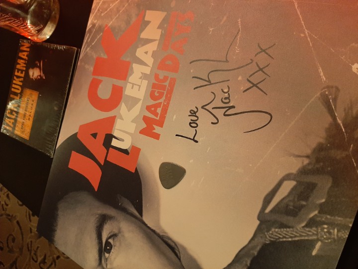 ParaLo_93's tweet photo. So good to hear live music again! @jackllukeman never disappoints!!💖 Love the return of the boa as well, old school Jack L!! https://t.co/WBTT6JE9O6
