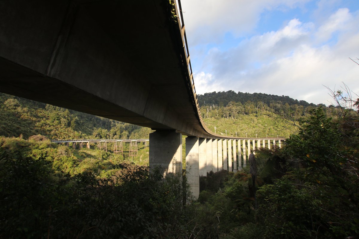 7/ Absolutely one of the best bushwalks I've done in New Zealand in recent years was to the site of the old and new Hāpuawhenua viaducts in the central North Island. Here are some of my pics from October 2018.