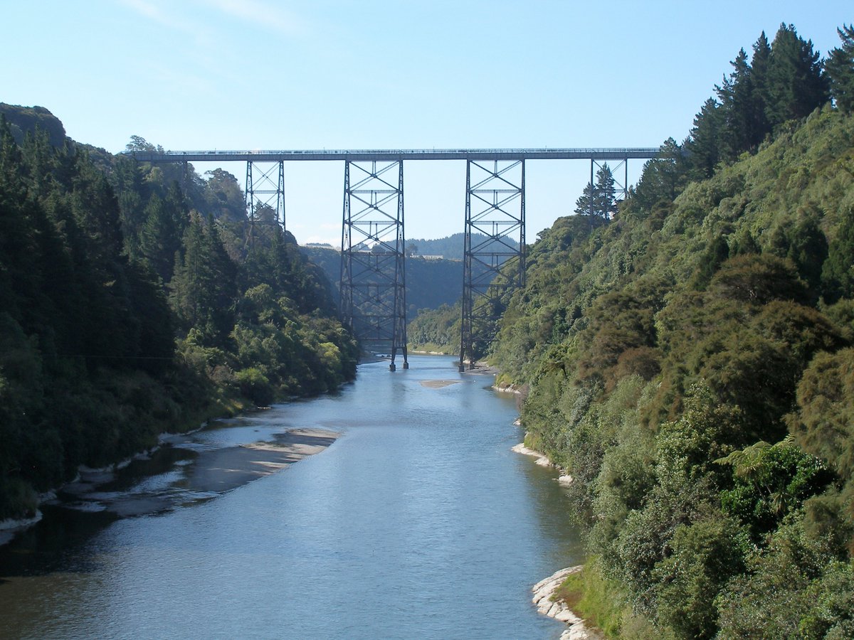 8/ I can't make this thread and not include a photo of the highest railway bridge in New Zealand, can I? This is the mighty Mohaka viaduct, 95 metres high on the line between Napier and Wairoa. I'm yet to see it in person so here's a Wikipedia pic.