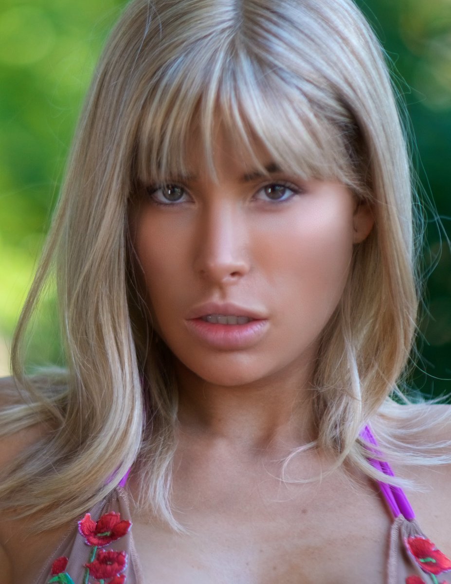 “Beauty is when you can appreciate yourself. When you love yourself, that's when you're most beautiful.” - #ZoeKravitz

In frames: <a href="/sarahraysummers/">Ss</a>

#torontophotographer #torontomodel