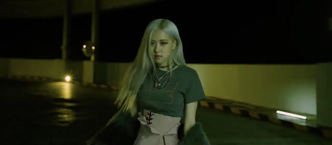 rshourly's tweet photo. her stare .. omg 
#로제  #ROSÉ https://t.co/M3mkNfMQAa