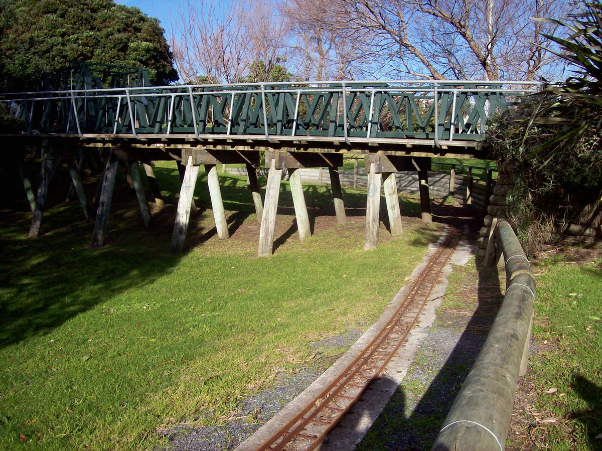 9/ From a huge bridge to a tiny one! Surely the railway bridge I've crossed the most in NZ is on the ride-on railway at Marine Gardens, Raumati Beach. I spent hours here as a kid. Pics by me, 2007; the curved bridge (at right in the second pic) didn't exist when I was little.