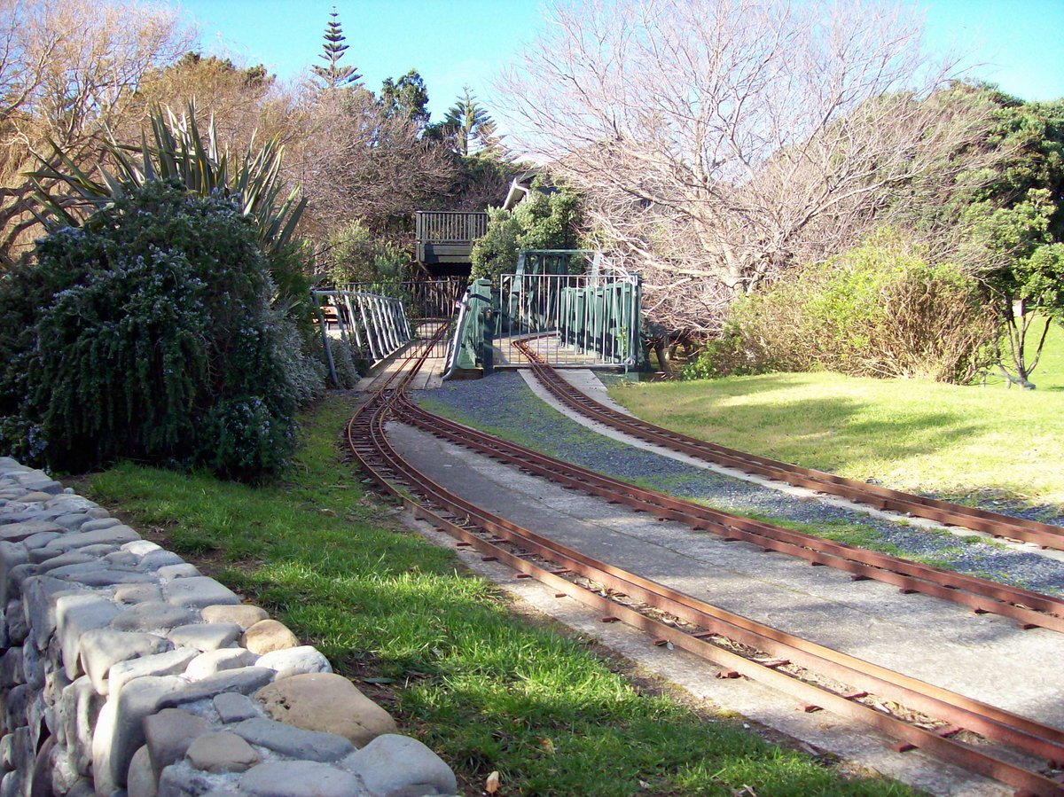 9/ From a huge bridge to a tiny one! Surely the railway bridge I've crossed the most in NZ is on the ride-on railway at Marine Gardens, Raumati Beach. I spent hours here as a kid. Pics by me, 2007; the curved bridge (at right in the second pic) didn't exist when I was little.