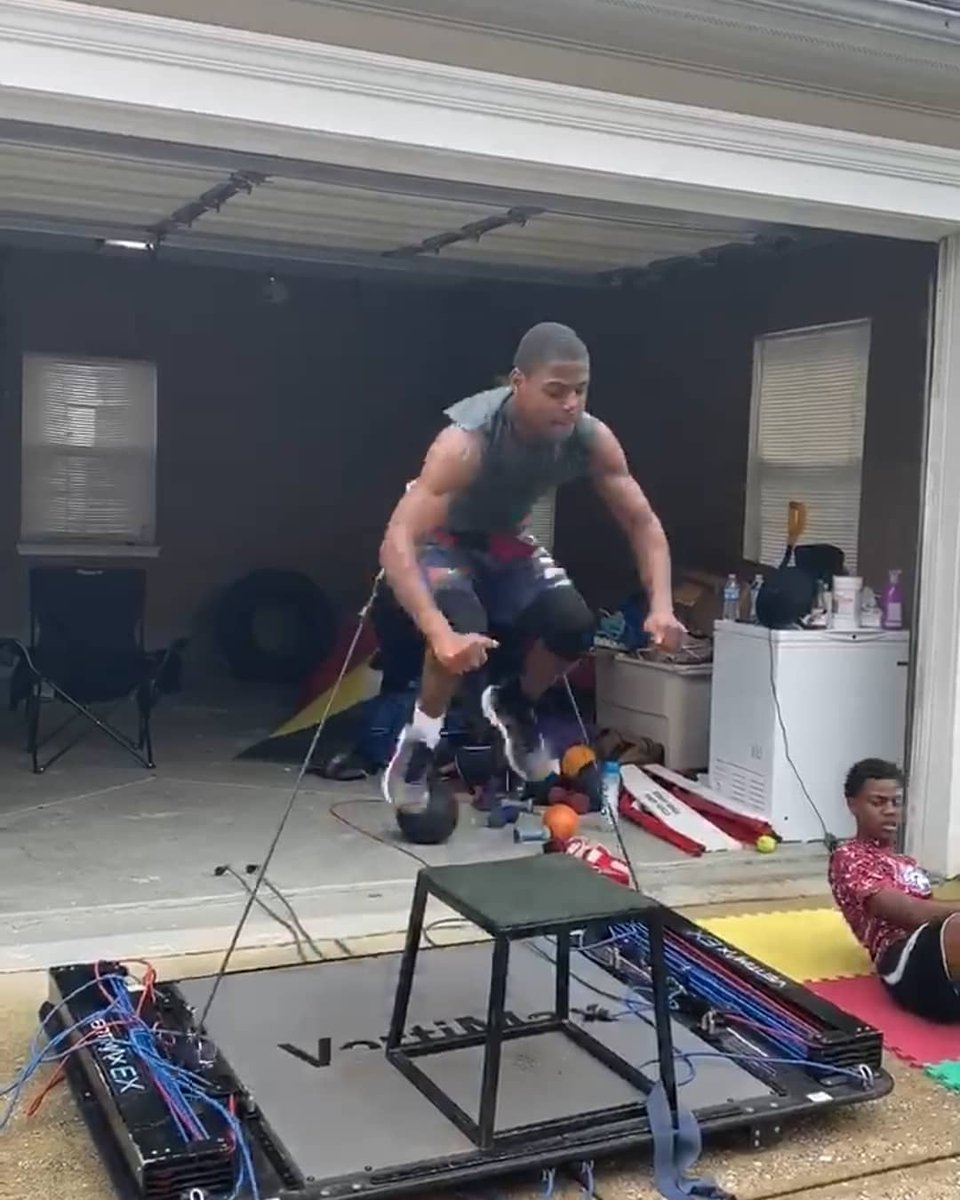 CharlesCtyElite's tweet photo. Brandon didn't disappoint either...never does!!
#BrandonNewman
#WhiteOakWarriors
#FutureStag🏈💨
@DMTracknfield
#CharlesCountyEliteProduct💙💛 https://t.co/I9ng7xUaiH