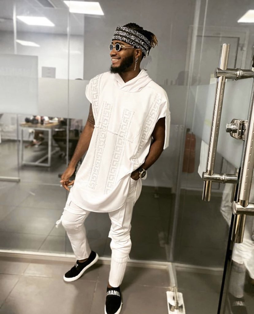 3. Praise in Jide Fresh Couture. This is how you attend a party. Keyword “party”. This perfectly describes his style. Man dressed like he was out to have fun (I guess he did that). Love the two piece and his shoes. Love the earrings, Glasses needs to go.