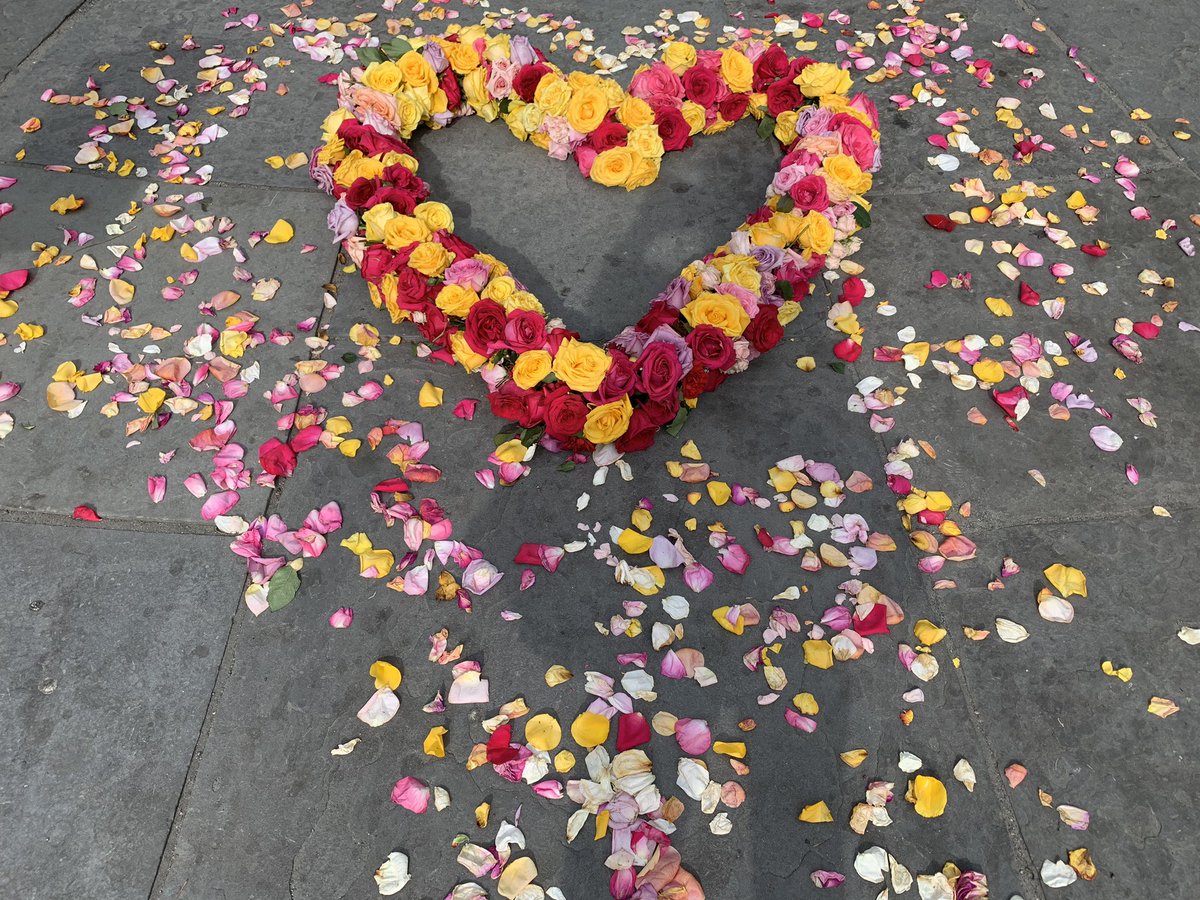 These FLORAL HEARTS by Kristina Libby across the city are tribute to those we’ve lost to Covid-19 and a message of hope for those grieving in this moment. 
#FloralHeartProject