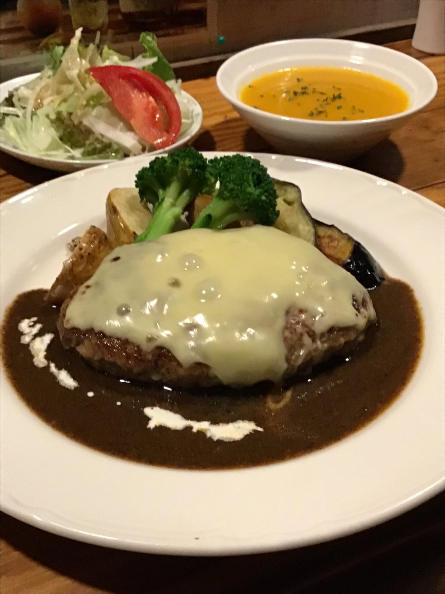 洋風れすとらんソレイユ V Twitter 元町チャーミングセール最終日 おすすめランチ サーロインステーキ1500円 チーズハンバーグ1300円 ビーフシチュー1300円 はまぽーく生姜焼き980円 チキンオリエンタルマヨネーズ ブリカマのムニエル0円です 横浜元町 石川町