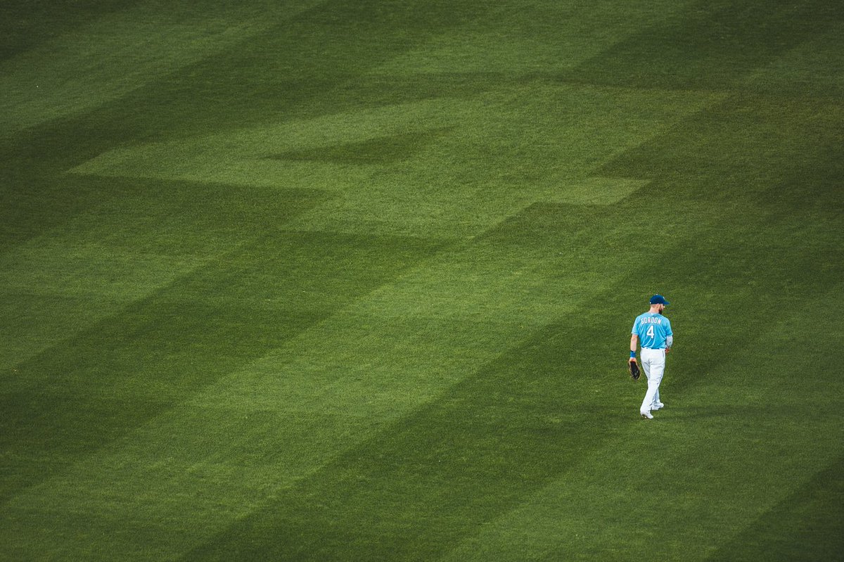 4⃣ in left field.

Iconic.

#4EverRoyal