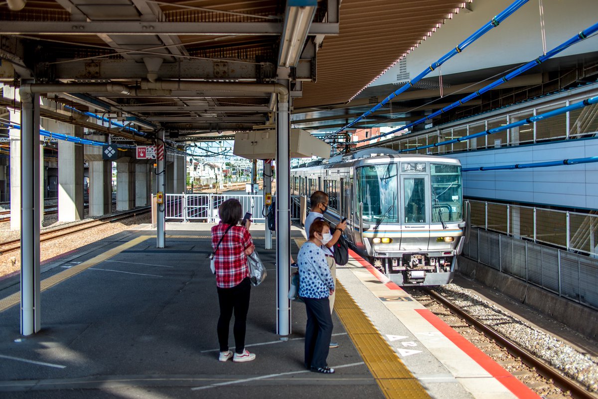 三原由宇 出張撮影フォトグラファー Twitterissa 山陽本線西明石駅 9 00 いつもの新快速に乗り換え なぜ西明石なのか それは 関西近郊休日ぶらり旅きっぷ を買うため 18きっぷの関西1日版みたいな切符なのだが 買える駅が限定されすぎてて この設定を考えたjr