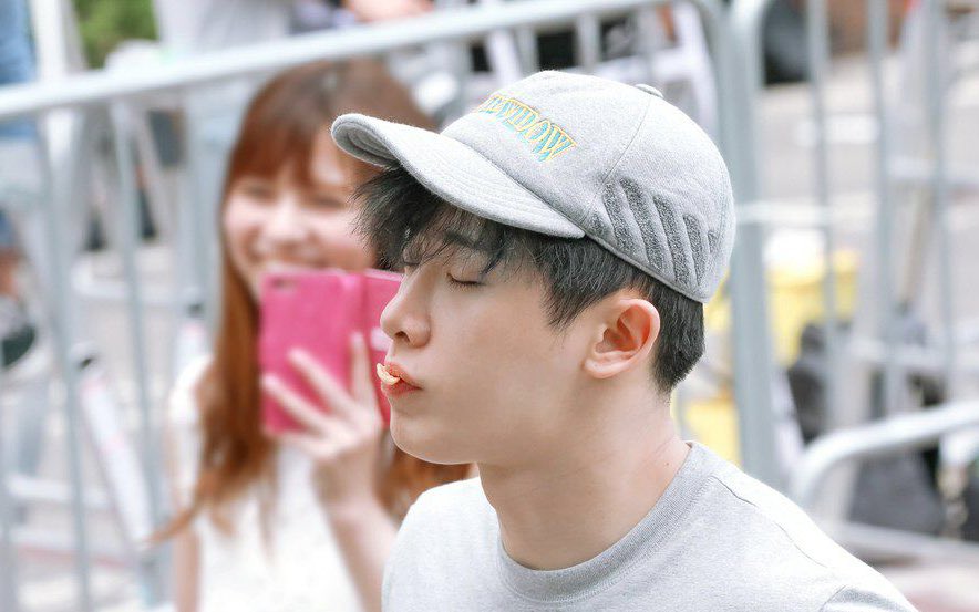 Sandra_Monsta's tweet photo. @official__wonho @OfficialMonstaX essa moça no fundo kk eu todinha https://t.co/sqT94cKSeB