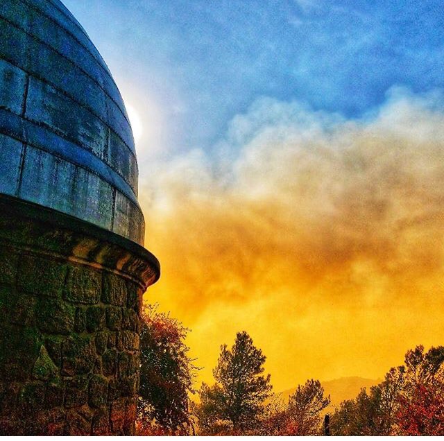 GerardoLopez's tweet photo. Hubo tremendas imágenes de los incendios en las sierras. Pero esta foto de @JFKloppenburg en el observatorio de Bosque Alegre rodeado por el fuego es importante https://t.co/2FKUQFX1FG
