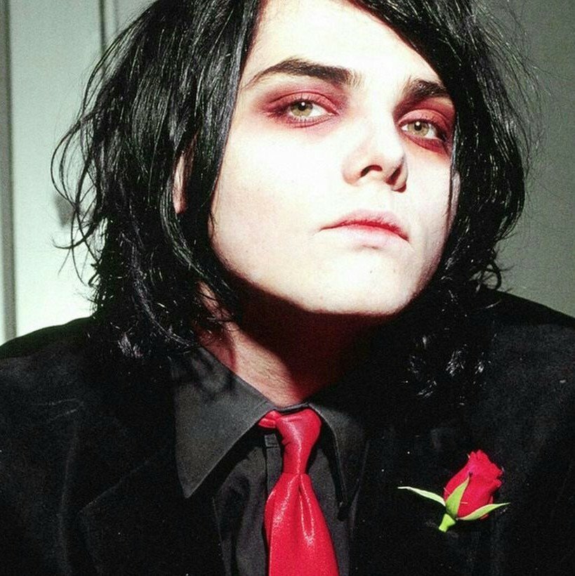 Con el outfit completo, Gerard Way en Helena
#TheBeautyBlendIns #MCR