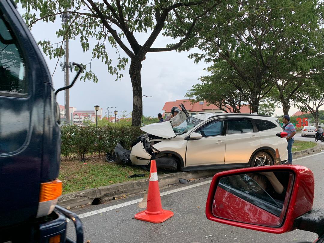 nizamiks's tweet photo. Alfatihah kepada kawan seperjuangan saya Safwan yang meninggal dunia dalam kemalangan.

Punca dikatakan dilanggar pemandu mabuk di siang hari. 

Perginya Safwan meninggalkan anak dan isteri. 😢

Video pemandu mabuk tersebut di komen. https://t.co/ubZc7snUhl