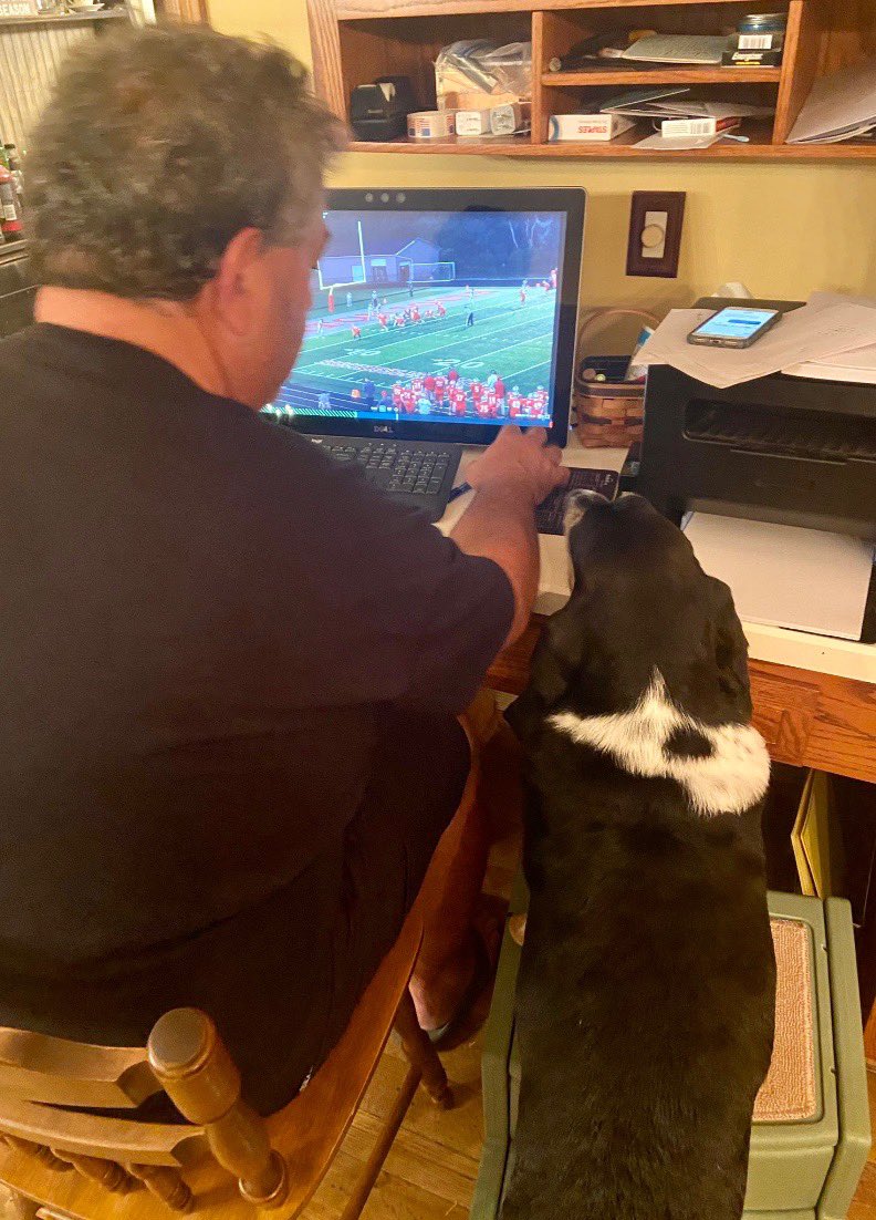BeloitBassets's tweet image. The grind never stops in Coach Ken’s house. #breakindownfilm #beatcantonsouth  #idontlikecats #francoharris #coachkensbiggestfan #francoharris