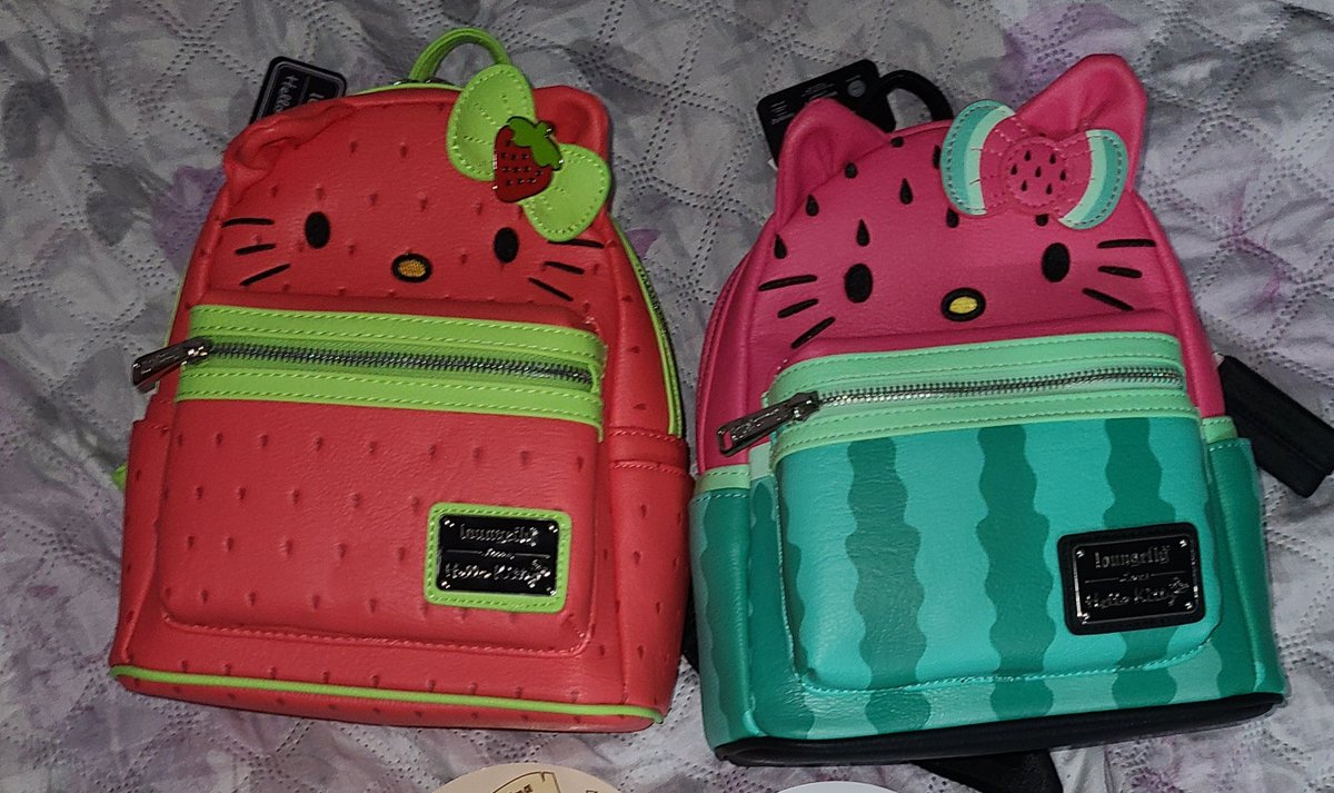 TheCheloftheSea's tweet photo. I have no idea how to style these hello kitty bags :D https://t.co/iwJLWbUXyf