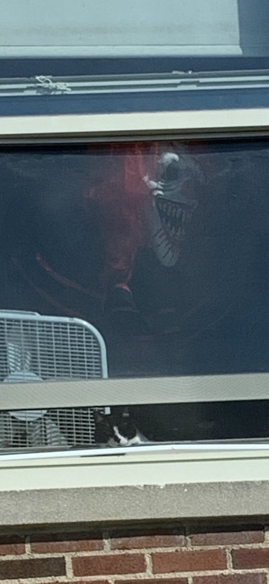 lilbeanknits's tweet photo. if you ever question or doubt the price/worth of your handmade items: just remember that someone in my building paid $300 for this 7ft tall animatronic zombie clown 🙃 there truly is a market for everything https://t.co/4rXguDWn98