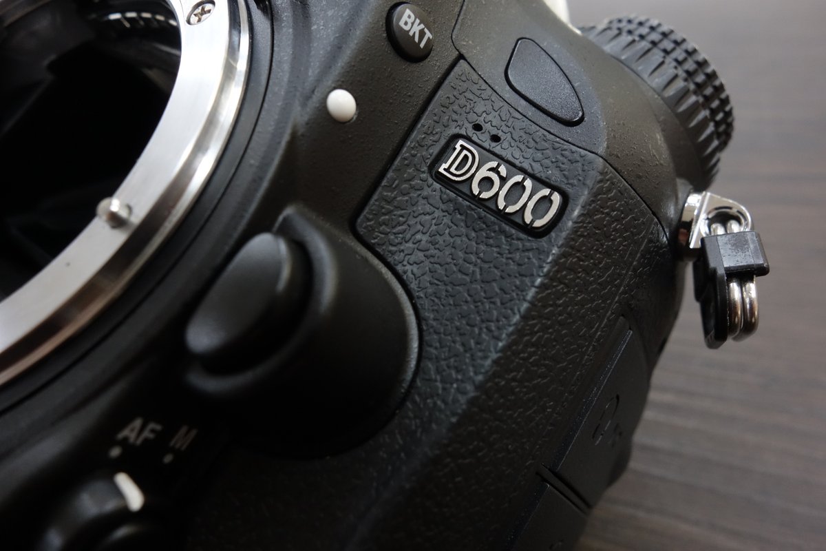三宝カメラ En Twitter フルサイズの普及モデルとして登場した Nikon D600の入荷です 充電器が無い為少々お安め 近代の高性能モデルと比較しますと 少々見劣りしますが 実写の性能は十分お使い頂けます 気軽に始めるのに最適な一台 フルサイズの入門に如何でしょうか ﾟ