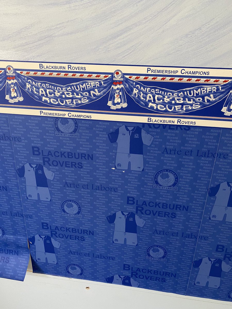 Came across this wallpaper at Colin Hendrys old house. #blackburnrovers #thompsondecor